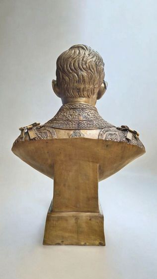 พระบรมรูปหล่อ ในหลวง รัชกาลที่ 9 ครึ่งพระองค์ วัดบวรนิเวศวิหาร สูง80เซน กว้าง60เซน เนื้อทองเหลือง รูปที่ 3