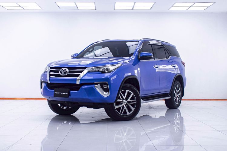 รถ Toyota Fortuner 2.4 V 4WD สี น้ำเงิน