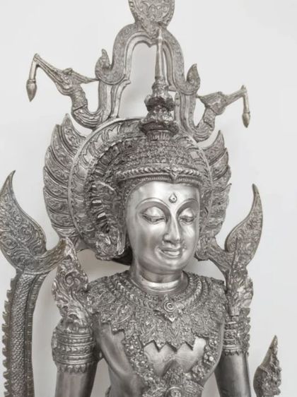 พระสมเด็จองค์ปฐม ปางทรงเครื่องจักรพรรดิ์ หลวงพ่อฤาษีลิงดำ วัดท่าซุง จ.อุทัยธานี ตัก 9 นิ้ว เนื้อทองเหลือง ขัดเงิน รูปที่ 3