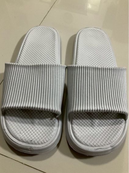 รองเท้าแตะ พื้นนิ่ม สีเทา เบอร์ 42-43 มือหนึ่ง 30 บาท