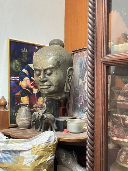 หินทรายเขียวแกะ รูปพระเจ้าชัยวรมันที่ 7  รูปที่ 2