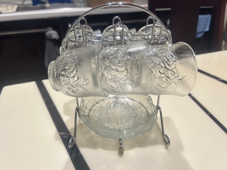 อุปกรณ์ครัว เตรียมอาหาร แก้วชา กาแฟ พร้อมจาน