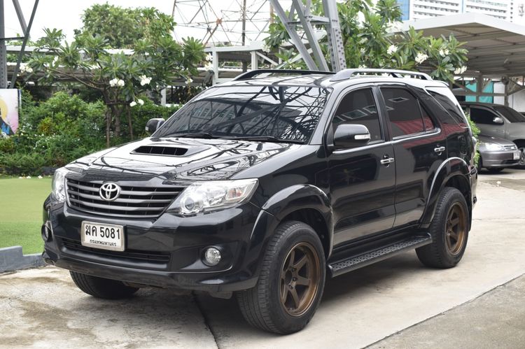 รถ Toyota Fortuner 3.0 V สี ดำ