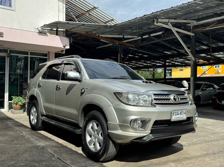 รถ Toyota Fortuner 3.0 V สี บรอนซ์เงิน
