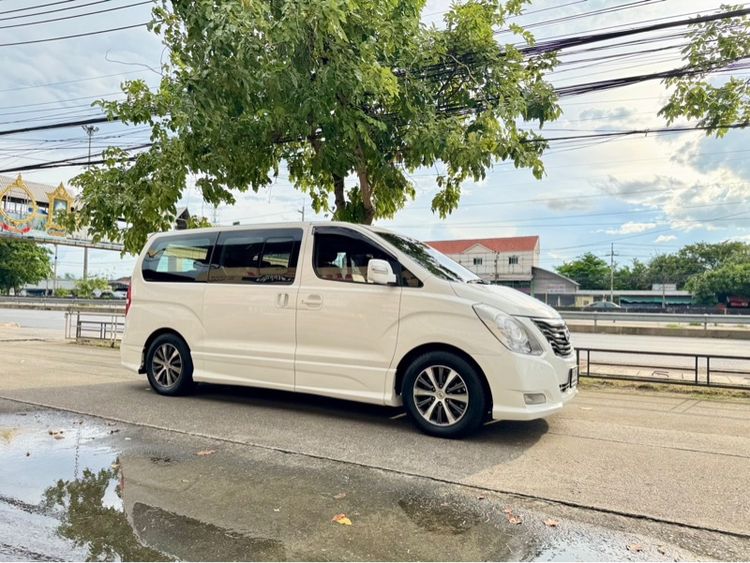 รถ Hyundai H-1  2.5 Executive สี ขาว