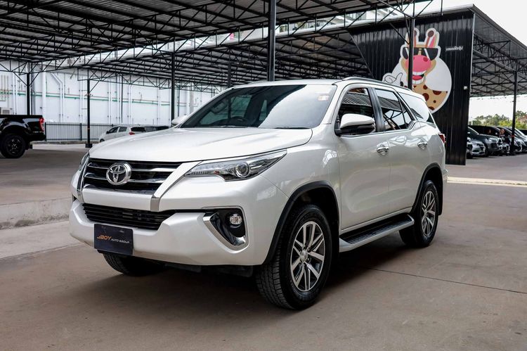 รถ Toyota Fortuner 2.8 V สี ขาว