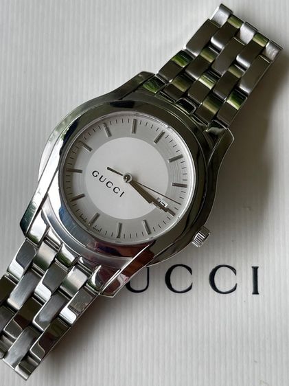 GUCCI 5500XL 38 mm Silver Dial Swiss Quartz Steel Men’s Watch YA005212 รูปที่ 18