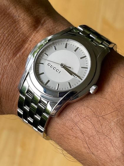 GUCCI 5500XL 38 mm Silver Dial Swiss Quartz Steel Men’s Watch YA005212 รูปที่ 13