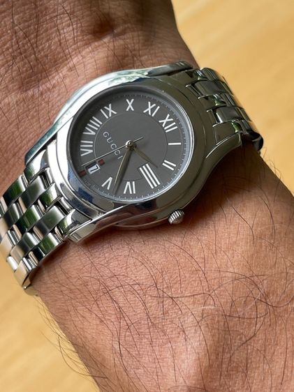 GUCCI 5500M 34 mm Gray Dial Swiss Quartz Steel Men’s Watch  รูปที่ 13
