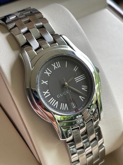GUCCI 5500M 34 mm Gray Dial Swiss Quartz Steel Men’s Watch  รูปที่ 5