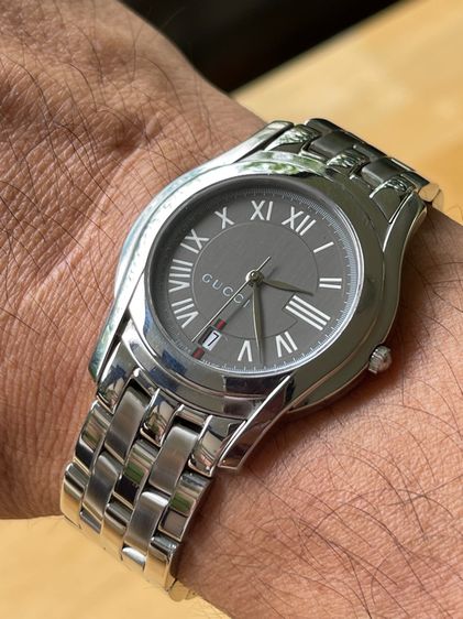 GUCCI 5500M 34 mm Gray Dial Swiss Quartz Steel Men’s Watch  รูปที่ 12