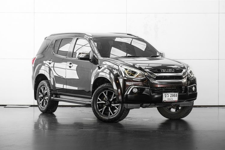 รถ Isuzu MU-X 3.0 สี น้ำตาล