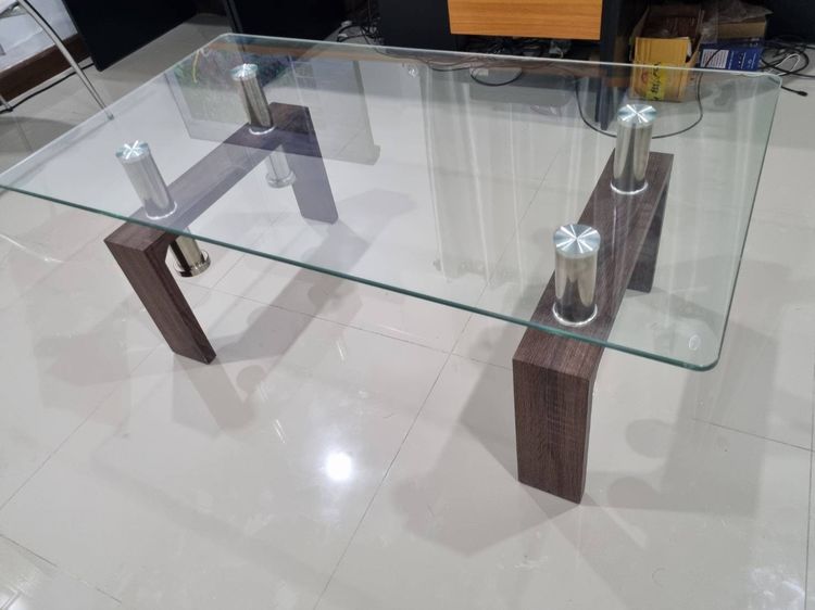 โต๊ะกลางรับแขก แผ่นท็อปกระจกนิรภัยหนา 8 มิล พร้อมขาโต๊ะไม้ MDF แข็งแรงทนทาน (สินค้ามือสอง)