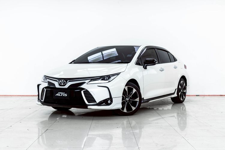 รถ Toyota Altis 1.8 GR Sport CVT สี ขาว