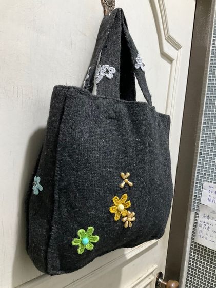 กระเป๋าไหมพรมตกแต่งด้วยดอกไม้ขนาดเล็กหลากสี สีเทาเข้มหรือสีดำ รูปที่ 2
