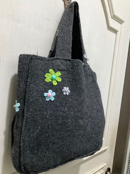 กระเป๋าไหมพรมตกแต่งด้วยดอกไม้ขนาดเล็กหลากสี สีเทาเข้มหรือสีดำ รูปที่ 4