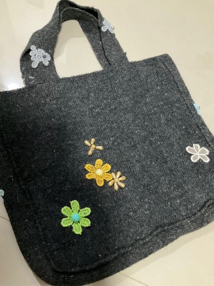กระเป๋าไหมพรมตกแต่งด้วยดอกไม้ขนาดเล็กหลากสี สีเทาเข้มหรือสีดำ รูปที่ 6