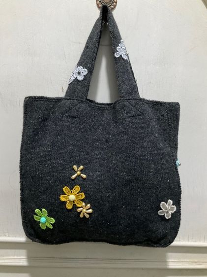 กระเป๋าไหมพรมตกแต่งด้วยดอกไม้ขนาดเล็กหลากสี สีเทาเข้มหรือสีดำ