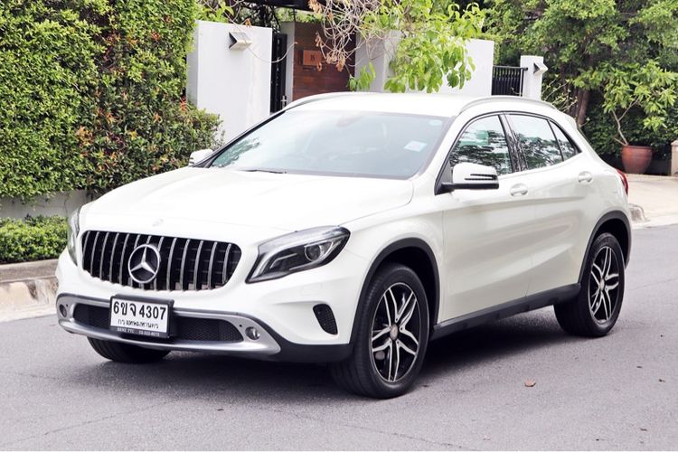 Mercedes-Benz GLA-Class 2017 GLA200 Sedan เบนซิน ไม่ติดแก๊ส เกียร์อัตโนมัติ ขาว รูปที่ 2