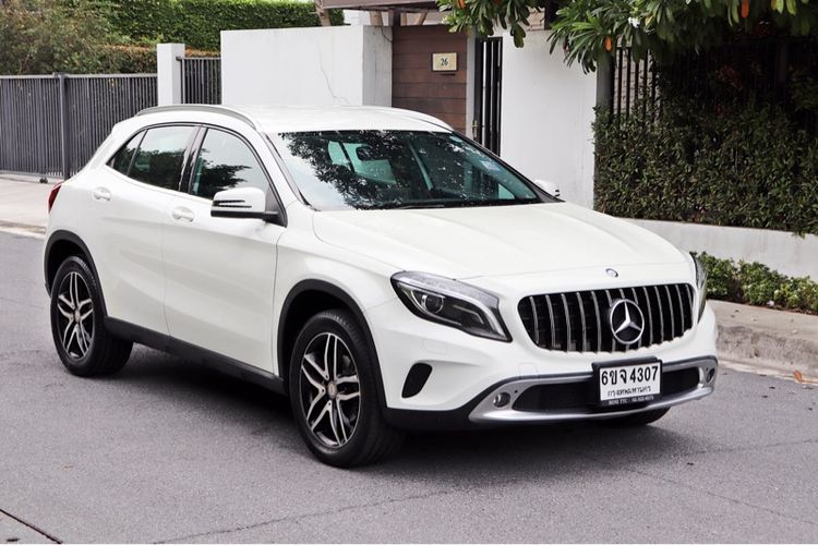 Mercedes-Benz GLA-Class 2017 GLA200 Sedan เบนซิน ไม่ติดแก๊ส เกียร์อัตโนมัติ ขาว รูปที่ 3