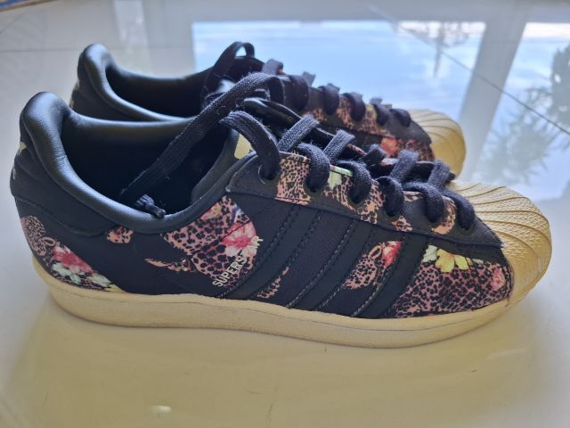 อื่นๆ UK 5.5 | EU 38 2/3 | US 7 รองเท้าผ้าใบผู้หญิง Adidas Superstar  floral