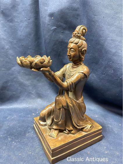 เชิงเทียน เทพถือดอกบัว ทองเหลืองสะสม รูปที่ 11