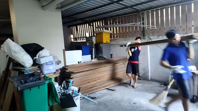 ไม้แผ่นใหญ่และยาวมากกว่า250เซ็นติเมตรหลายแผ่นใช้ทำโต๊ะประชุม รูปที่ 9