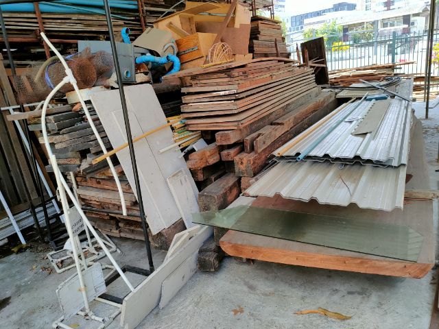 ไม้แผ่นใหญ่และยาวมากกว่า250เซ็นติเมตรหลายแผ่นใช้ทำโต๊ะประชุม รูปที่ 11