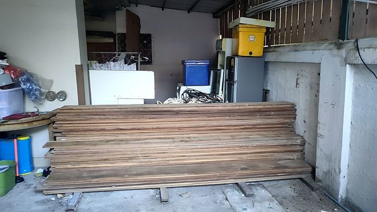 ไม้แผ่นใหญ่และยาวมากกว่า250เซ็นติเมตรหลายแผ่นใช้ทำโต๊ะประชุม รูปที่ 10