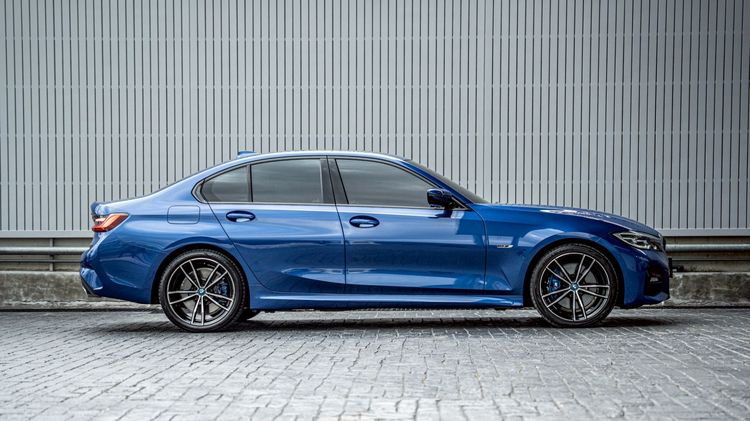 BMW Series 3 2022 330e Sedan ปลั๊กอินไฮบริด (PHEV) ไม่ติดแก๊ส เกียร์อัตโนมัติ น้ำเงิน รูปที่ 4