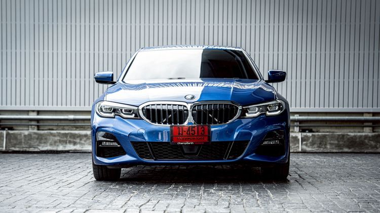 BMW Series 3 2022 330e Sedan ปลั๊กอินไฮบริด (PHEV) ไม่ติดแก๊ส เกียร์อัตโนมัติ น้ำเงิน รูปที่ 2