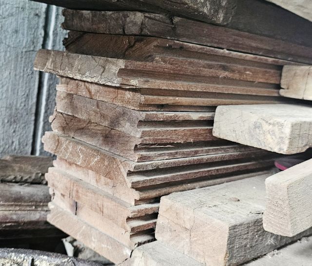 ขายเหมาไม้เก่า ไม้พื้นรางลิ้น ไม้ราวบันได ไม้หัวเสา และไม้ลูกกรงเล็ก รูปที่ 2