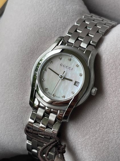 ขาว GUCCI Round face Watches Mother of Pearl Diamond 5500L Quartz Silver Dial Women