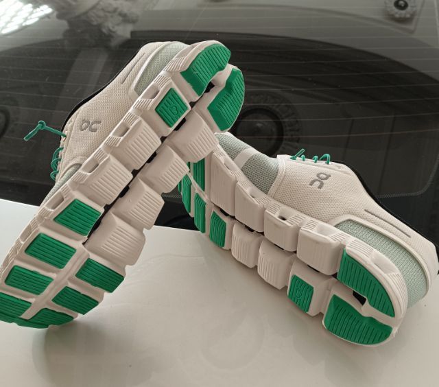 ขาย On Cloud size 43-275cm สีขาว สภาพสวย ใส่สบายเบามาก ของแท้ รูปที่ 3