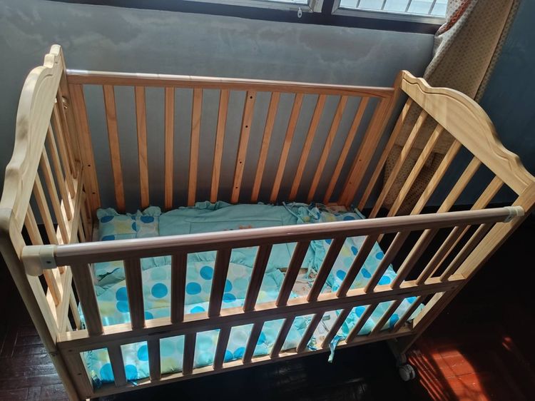 เตียงไม้แท้เด็ก มีล้อล็อค 