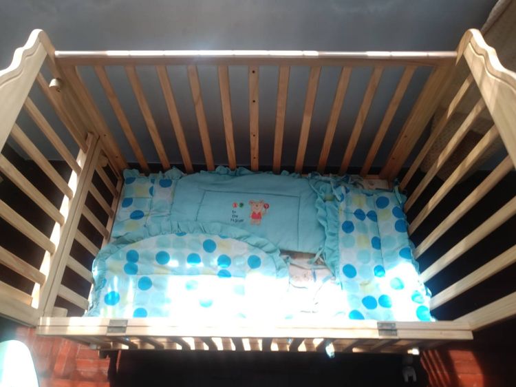 เตียงไม้แท้เด็ก มีล้อล็อค  รูปที่ 3