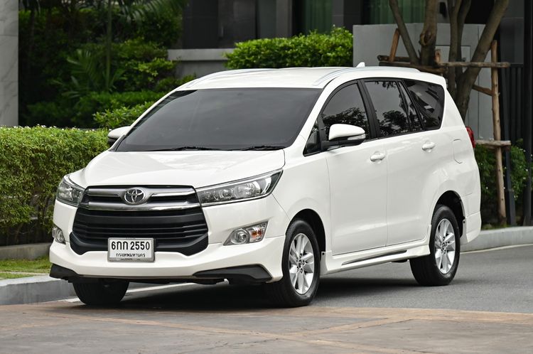 รถ Toyota Innova 2.8 Crysta G สี ขาว