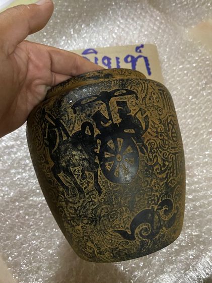 โอ้งหินแกะลวดลายม้าเก่าเก็บ