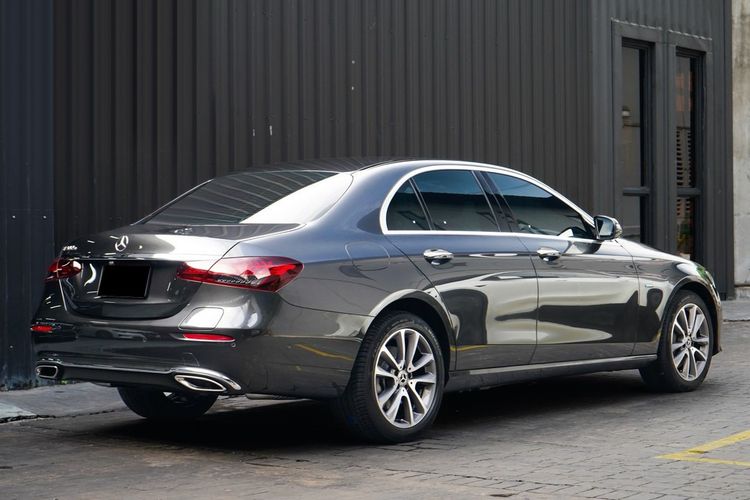 Mercedes-Benz E-Class 2023 E300 Sedan ปลั๊กอินไฮบริด (PHEV) ไม่ติดแก๊ส เกียร์อัตโนมัติ เทา รูปที่ 3