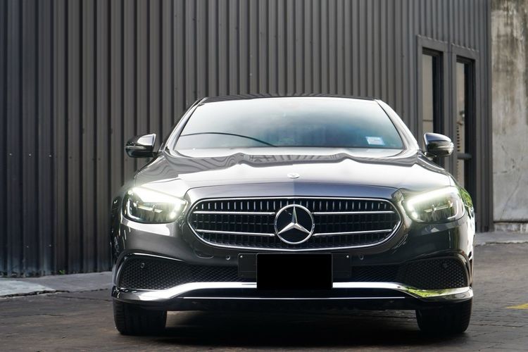 Mercedes-Benz E-Class 2023 E300 Sedan ปลั๊กอินไฮบริด (PHEV) ไม่ติดแก๊ส เกียร์อัตโนมัติ เทา รูปที่ 2