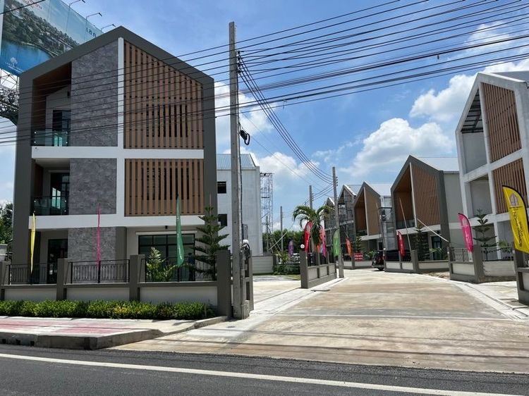 ขาย Home Office (ชัยพฤกษ์) 2 และ 3 ชั้นพร้อมที่ดิน ทำเลดี เดินทางสะดวก ใกล้สถานีรถไฟฟ้า MRT แยกปากเกร็ด 