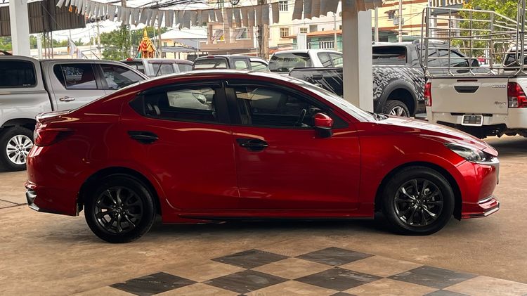 Mazda Mazda 2 2021 1.3 Skyactiv-G S Leather Sedan Sedan เบนซิน ไม่ติดแก๊ส เกียร์อัตโนมัติ แดง รูปที่ 4