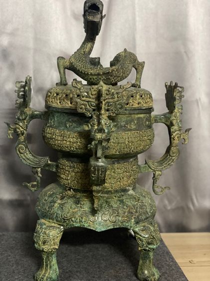 โถ้มังกรใหญ่สำริดโบราณมีอายุมาก