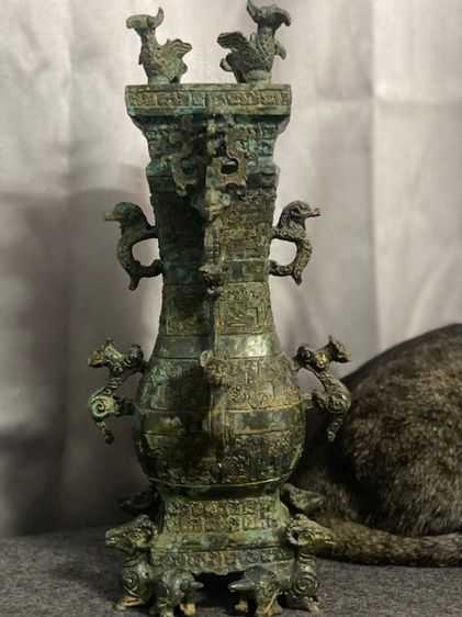 แจกันขวดลายสัตว์มังกรพร้อมจารึก สำริดเก่าโบราณ 