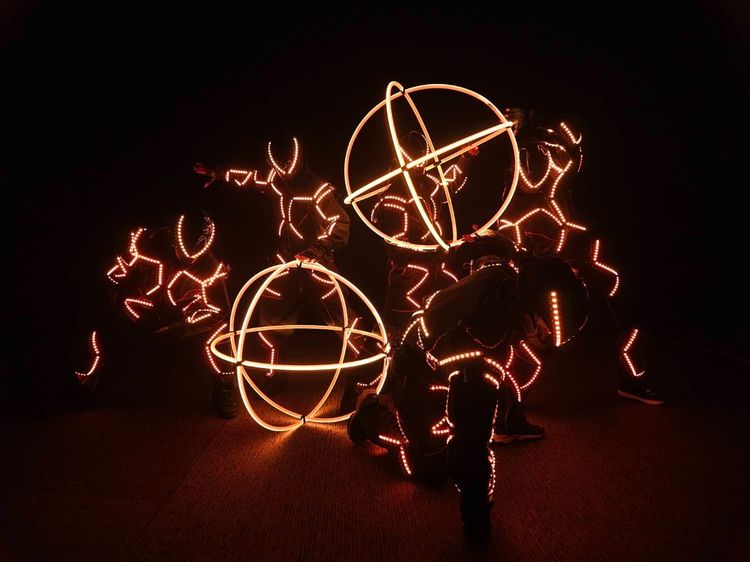 รับงานแสดงโชว์ LED  คุมด้วยระบบซิงก์กับเพลงพร้อมกับอุปกรณ์สุดอลัง