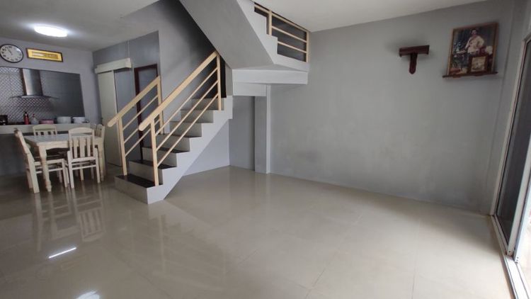 ตึกแถวทำเลดี  สะดวกต่อการเดินทาง 3 ห้องนอน 4 ห้องน้ำ  บ้านสามชั้น ซื้อบ้านแบบมีเงินเหลือ