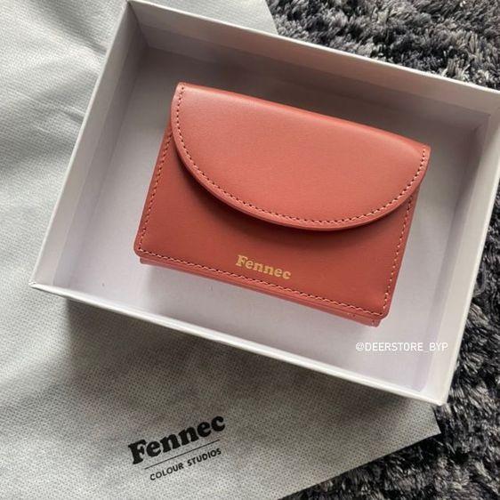 กระเป๋า fennec ของแท้ ซื้อมารวมส่ง 1730 ลดเหลือ 1250 บาทถ้วนรวมส่งค่ะ ของจริงน่ารักมาก แท้ 💯 น้องน่ารักจุของได้เยอะมาก