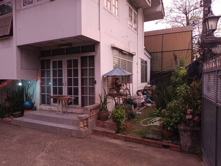 อื่นๆ มีบางส่วน สร้างเสร็จก่อน 2010 ไม่ใช่ ขายบ้าน 3 หลัง พร้อมที่ดิน 208 ตารางวา ถนนเชื้อเพลิงซอย 2 ( ซอยศรีอักษร ) ราคา 128 ลบ. รูปที่ 3