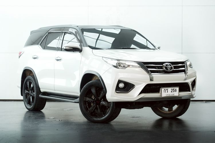 รถ Toyota Fortuner 2.8 V 4WD สี ขาว