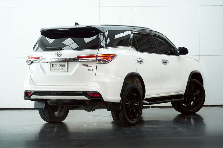 Toyota Fortuner 2016 2.8 V 4WD Utility-car ดีเซล ไม่ติดแก๊ส เกียร์อัตโนมัติ ขาว รูปที่ 4